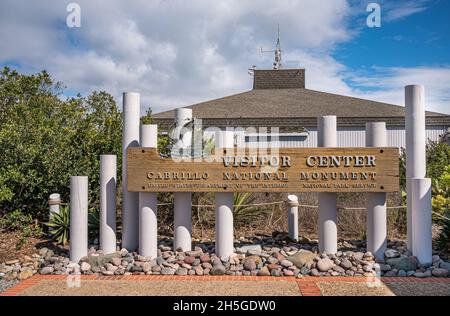 San Diego, California, USA - 5. Oktober 2021: Cabrillo National Monument. Das Schild und Gebäude des Besucherzentrums unter blauer Wolkenlandschaft. Stockfoto