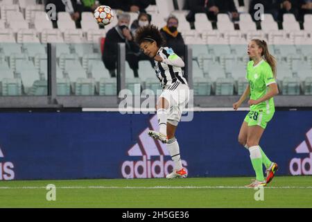 Turin, Italien. November 2021. Sara Gama (juventus Women) während des FC Juventus gegen VLF Wolfsburg, UEFA Champions League Frauenfußballspiels in Turin, Italien, November 09 2021 Quelle: Independent Photo Agency/Alamy Live News Stockfoto