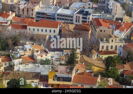 Blick von der Akropolis auf die Dächer Athens mit ihren Ziegeldächern und Dachterrassen - einige sehr grunzig und andere sehr schön Stockfoto