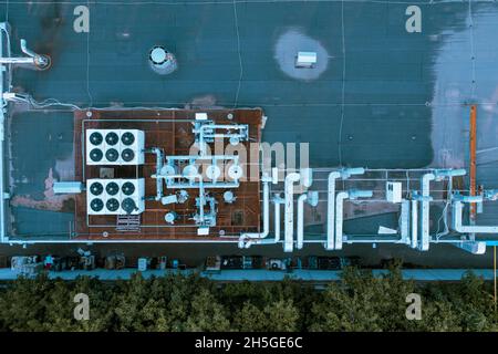 Industrielle Lüftung System der Kühlung, Reinigung und Klimaanlage auf dem Dach des Supermarkts. Luftaufnahme von oben. Metallrohre und Kühler mit Ventilatoren auf dem Dach des Supermarkts. Stockfoto