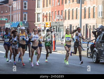 50. Jahrestag New York City Marathon im Jahr 2021 nach keinem Rennen im Jahr 2020 tun, um die Covid-19 Pandemie. Die Spitzenläuferinnen an der 4th Avenue in Brooklyn, Peres Jepchirchir aus dem Rudel, gewannen später das Rennen. Sie war auch die erste Läuferin überhaupt, die die olympische Goldmedaille und den NYC-Marathon gewann. Stockfoto