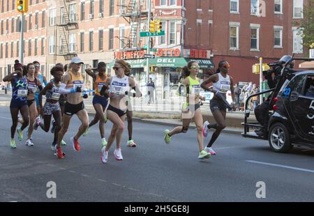 50. Jahrestag New York City Marathon im Jahr 2021 nach keinem Rennen im Jahr 2020 tun, um die Covid-19 Pandemie. Die Spitzenläuferinnen an der 4th Avenue in Brooklyn, Peres Jepchirchir aus dem Rudel, gewannen später das Rennen. Sie war auch die erste Läuferin überhaupt, die die olympische Goldmedaille und den NYC-Marathon gewann. Stockfoto