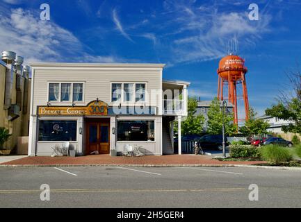 Der Wasserturm von Beach Haven steht im Hintergrund der Innenstadt von Beach Haven. Klare, grafische Komposition an einem hellen, bewölkten Sommer Stockfoto