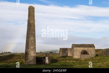 Regenbogen hinter der Magpie Mine im Peak District, das beste Beispiel einer Bleimine aus dem 18. Und 19. Jahrhundert in Großbritannien. Aufgenommen im November 2021. Stockfoto