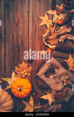 Herbst flach legen mit Teller-Einstellung, Kürbisse und Herbstblätter mit Kopieplatz Stockfoto