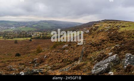 Ein Multi-Image-Panorama der Felsen und der braunen Heidekraut am Curbar Gap in den Derbyshire Dales von Baslow Edge aus gesehen. Stockfoto