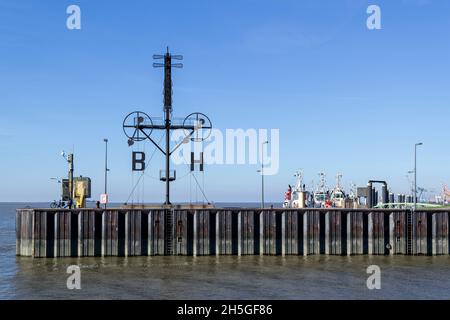 Windsemaphore in Bremerhaven, Deutschland. Der fast 20 m hohe Mast zeigt die Windkraft und Windrichtung von Borkum und Helgoland. Stockfoto