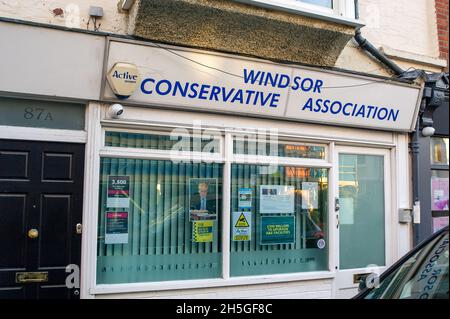 Windsor, Großbritannien. November 2021. Die Windsor Conservative Association. Adam Afriyie, der konservative Abgeordnete von Windsor, steht Berichten zufolge wegen unbezahlter Steuern vor dem Bankrott. Wenn er für bankrott erklärt würde, wäre er gezwungen, als Abgeordneter zurückzutreten, was einen weiteren durch Wahlen auslösen würde. Windsor ist seit vielen Jahren ein sicherer Sitz der Konservativen, aber viele Wähler sind mit dem Umgang der Regierung mit der Pandemie von Covid-19 sowie den anhaltenden Vorwürfen von Tory-Schläfrig und Korruption unzufrieden. Bei den jüngsten Nachwahlen in Amersham & Chesham haben die Liberaldemokraten den Konservativen den Sitz entrissen. Stockfoto