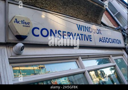 Windsor, Großbritannien. November 2021. Die Windsor Conservative Association. Adam Afriyie, der konservative Abgeordnete von Windsor, steht Berichten zufolge wegen unbezahlter Steuern vor dem Bankrott. Wenn er für bankrott erklärt würde, wäre er gezwungen, als Abgeordneter zurückzutreten, was einen weiteren durch Wahlen auslösen würde. Windsor ist seit vielen Jahren ein sicherer Sitz der Konservativen, aber viele Wähler sind mit dem Umgang der Regierung mit der Pandemie von Covid-19 sowie den anhaltenden Vorwürfen von Tory-Schläfrig und Korruption unzufrieden. Bei den jüngsten Nachwahlen in Amersham & Chesham haben die Liberaldemokraten den Konservativen den Sitz entrissen. Stockfoto