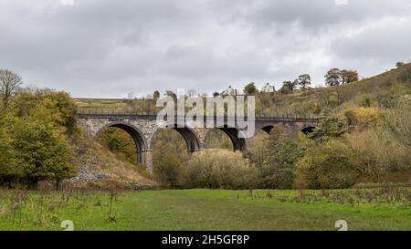 Ein Bild mit hohem Dynamikbereich des Monsal Head Viadukts, das das Wye Valley im Peak District durchquert. Stockfoto