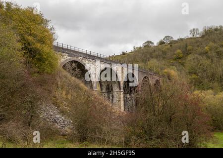 Ein Bild mit hohem Dynamikbereich, das auf das Monsal Head Viadukt vom Ufer des Flusses Wye im Herbst 2021 blickt. Stockfoto