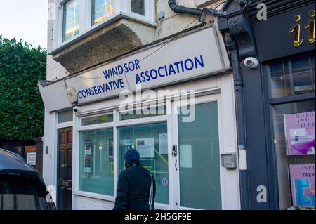 Windsor, Großbritannien. November 2021. Die Windsor Conservative Association. Adam Afriyie, der konservative Abgeordnete von Windsor, steht Berichten zufolge wegen unbezahlter Steuern vor dem Bankrott. Wenn er für bankrott erklärt würde, wäre er gezwungen, als Abgeordneter zurückzutreten, was einen weiteren durch Wahlen auslösen würde. Windsor ist seit vielen Jahren ein sicherer Sitz der Konservativen, aber viele Wähler sind mit dem Umgang der Regierung mit der Pandemie von Covid-19 sowie den anhaltenden Vorwürfen von Tory-Schläfrig und Korruption unzufrieden. Bei den jüngsten Nachwahlen in Amersham & Chesham haben die Liberaldemokraten den Konservativen den Sitz entrissen. Stockfoto