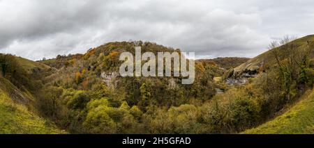 Ein mehrbildartiges Panorama der Farben des Monsal Dale im Herbst zwischen dem Litton Tunnel und dem Cresswell Tunnel auf dem Monsal Trail. Stockfoto