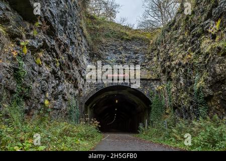 Der Eingang zum stillgegangen Litton-Tunnel auf dem Monsal Trail, der einst von Zügen der Midland-Eisenbahnlinie genutzt wurde. Stockfoto