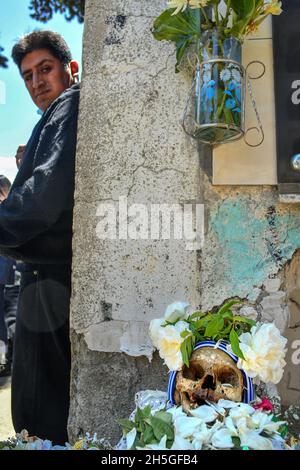 La Paz, Bolivien. November 2021. Jeden 8. November wird der allgemeine Friedhof von La Paz von den Natitas und ihren Gefährten angelegt. Der Natita ist an sich ein menschlicher Schädel. Die überwiegende Mehrheit derer, die sie als Gast, Freund und Familienmitglied haben, erbt sie von Verwandten oder befindet sich eines Tages einfach mit einem Schädel vor der Haustür. Sie gelten als wundersam, sie sind treue und effiziente Unterstützung der Familien, denen sie gehören, in der Regel einkommensschwache Familien. Sie sind die Seelen, die sich um das Haus kümmern, Ermutigung und Rat in Träumen in schlechten Zeiten im Austausch für ein s geben Stockfoto