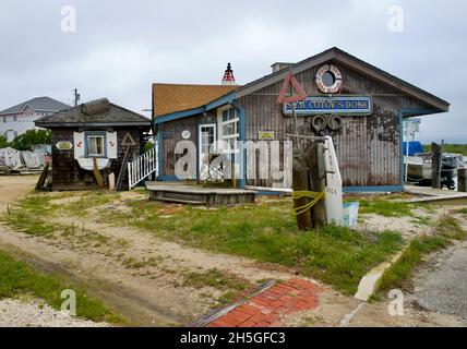 Sam Cotovs Dock auf Long Beach Island, NJ, USA verwitterte Gebäude auf der Buchtseite der Insel. Stockfoto