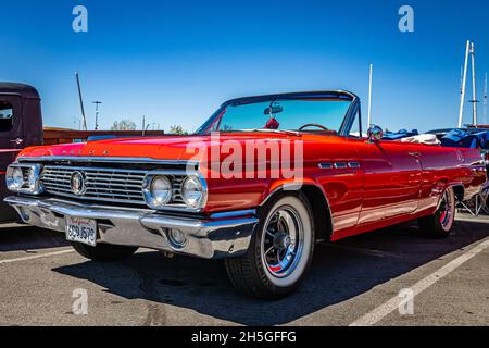 Reno, NV - 5. August 2021: 1963 Buick LeSabre Convertible auf einer lokalen Automshow. Stockfoto