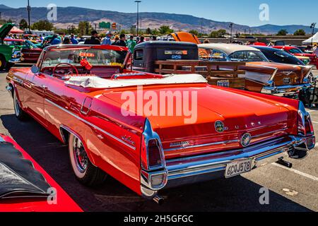 Reno, NV - 5. August 2021: 1963 Buick LeSabre Convertible auf einer lokalen Automshow. Stockfoto