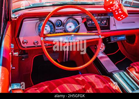 Reno, NV - 5. August 2021: 1963 Buick LeSabre Convertible auf einer lokalen Automshow. Stockfoto