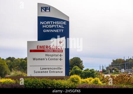 Einstiegsschilder für das Northside Hospital Gwinnet und das Notfall-Trauma-Zentrum in Lawrenceville (Metro Atlanta), Georgia. (USA) Stockfoto