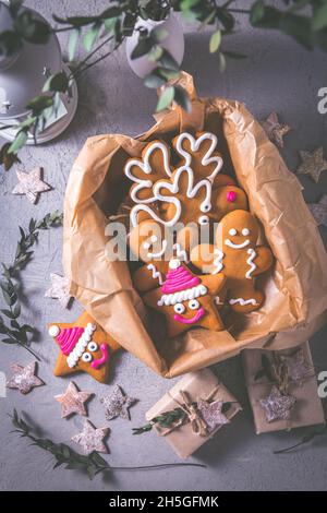 Lebkuchenkekse zu Weihnachten in Plätzchen-Box mit Sternen und kleinen Geschenken Stockfoto