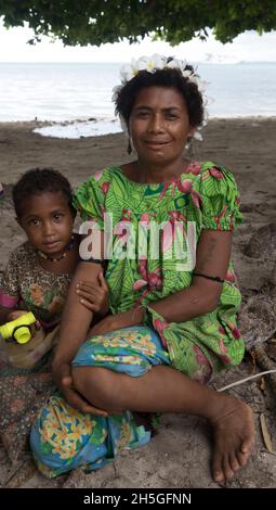 Mutter und Sohn auf der Insel Kuiawa auf den Trobriand-Inseln, Papua-Neuguinea; Kuiawa, Trobriand-Inseln, Papua-Neuguinea Stockfoto