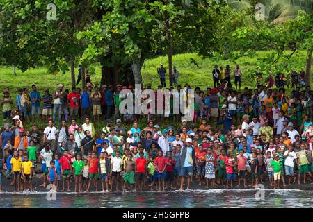 Eine Menge Dorfbewohner treffen sich, um Gäste auf Karkar Island, Papua-Neuguinea; Karkar, Madang Province, Papua-Neuguinea zu treffen Stockfoto