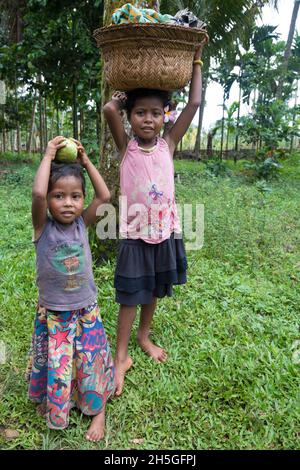 Mädchen mit einer Kopfwäsche auf Kitava auf den Trobriand-Inseln, Papua-Neuguinea Stockfoto