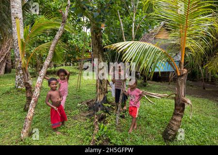 Kinder im Garten auf Kitava auf den Trobriand-Inseln, Papua-Neuguinea Stockfoto