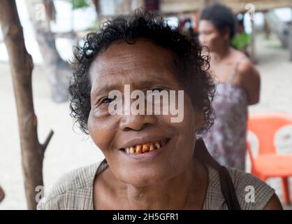 Frau mit Wohnsitz auf der Insel Kuiawa auf den Trobriand-Inseln, Papua-Neuguinea; Kuiawa, Trobriand-Inseln, Papua-Neuguinea Stockfoto