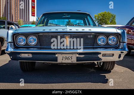 Reno, NV - 5. August 2021: 1965 Chrysler Newport Sedan auf einer lokalen Auto-Show. Stockfoto