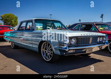 Reno, NV - 5. August 2021: 1965 Chrysler Newport Sedan auf einer lokalen Auto-Show. Stockfoto