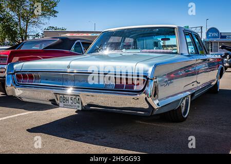 Reno, NV - 5. August 2021: 1965 Chrysler Newport Sedan auf einer lokalen Auto-Show. Stockfoto