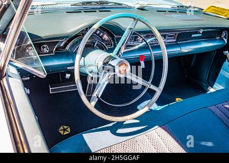 Reno, NV - 5. August 2021: 1965 Chrysler Newport Sedan auf einer lokalen Auto-Show. Stockfoto