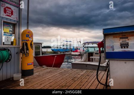 Tankstelle für Boote in einem Hafen; Thousand Islands, Ontario, Kanada Stockfoto