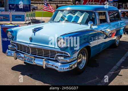 Reno, NV - 5. August 2021: 1956 Ford Parklane Wagon auf einer lokalen Automobilmesse. Stockfoto