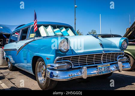 Reno, NV - 5. August 2021: 1956 Ford Parklane Wagon auf einer lokalen Automobilmesse. Stockfoto