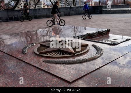 Woronesch, Russland. November 2021. Blick auf die Ewige Flamme auf dem Siegesplatz während des 104. Jahrestages der Oktoberrevolution von 1917 am 104. Jahrestag der Großen Sozialistischen Oktoberrevolution von 1917 nutzte die russische Regierung eine schwierige epidemiologische Situation, um den Bürgern zu verbieten, sich zu Kundgebungen zu versammeln. Aber in Woronesch inszenierten kommunistische Aktivisten eine Reihe von Aktionen. Die bürgerliche Regierung kämpft seit 30 Jahren gegen das historische Gedächtnis des Volkes. Erstens, am 7. November, wurde es verboten, den Jahrestag der Revolution an der STAT zu feiern Stockfoto