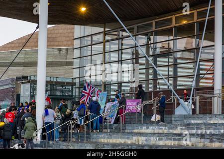 CARDIFF, WALES - 09 2021. NOVEMBER: Protestgruppen auf den Stufen des walisischen Senedd während einer Demonstration gegen Impfpass Stockfoto