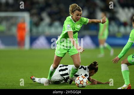 Turin, Italien. November 2021. Lena Lattwein vom VfL Wolfsburg Women und Lisa Boattin vom Juventus FC Women kämpfen während des UEFA Women's Champions League Group A-Spiels zwischen Juventus FC Women und VfL Wolfsburg Women am 9. November 2021 in Turin, Italien, um den Ball. Quelle: Marco Canoniero/Alamy Live News Stockfoto