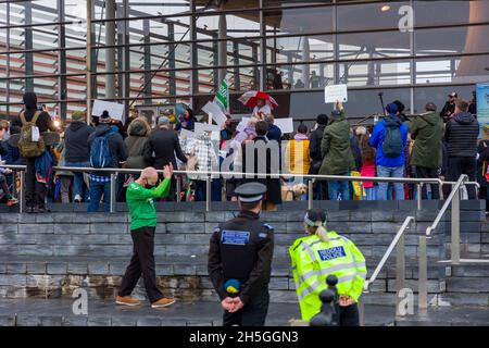 CARDIFF, WALES - 09 2021. NOVEMBER: Demonstranten versammeln sich auf den Stufen des walisischen Parlaments in Cardiff, um gegen Impfpass zu demonstrieren Stockfoto