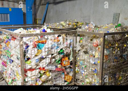 Kunststoffflaschen in der Müllfabrik. Nach dem Sortieren nach Format und Art der Kunststoffbehälter ausgewählt. Stockfoto