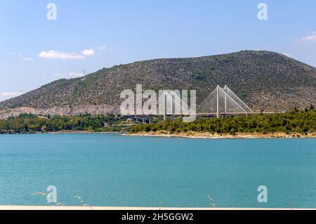 Die hohe Brücke von Evripos in Chalkida, Evia, Griechenland Stockfoto