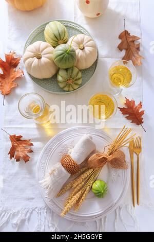 Platzeinstellungen für Thanksgiving mit Kürbissen, Ohren und Apfelwein Stockfoto