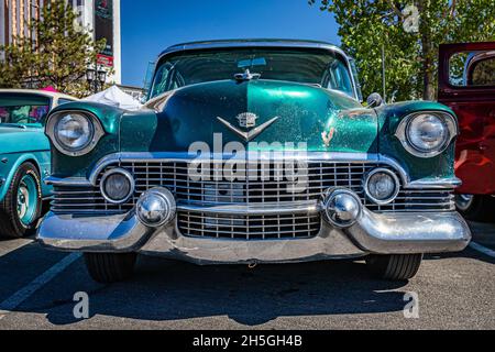 Reno, NV - 5. August 2021: 1954 Cadillac Sixty Special Fleetwood Limousine auf einer lokalen Automobilmesse. Stockfoto
