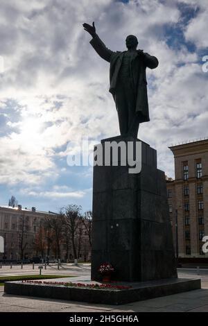 Woronesch, Russland. November 2021. Ein Denkmal für Wladimir Uljanow-Lenin, das während des 104. Jahrestages der Oktoberrevolution von 1917 gesehen wurde.am 104. Jahrestag der Großen Sozialistischen Oktoberrevolution von 1917 nutzte die russische Regierung eine schwierige epidemiologische Situation, um den Bürgern zu verbieten, sich zu Kundgebungen zu versammeln. Aber in Woronesch inszenierten kommunistische Aktivisten eine Reihe von Aktionen. Die bürgerliche Regierung kämpft seit 30 Jahren gegen das historische Gedächtnis des Volkes. Erstens wurde es am 7. November verboten, den Jahrestag der Revolution im Staat zu feiern Stockfoto