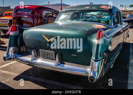 Reno, NV - 5. August 2021: 1954 Cadillac Sixty Special Fleetwood Limousine auf einer lokalen Automobilmesse. Stockfoto