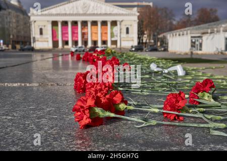 Woronesch, Russland. November 2021. Am 104. Jahrestag der Oktoberrevolution von 1917 wurden auf dem Leninplatz frische rote Nelken gelegt.am 104. Jahrestag der Großen Sozialistischen Oktoberrevolution von 1917 nutzte die russische Regierung die schwierige epidemiologische Situation aus, um den Bürgern zu verbieten, sich zu Kundgebungen zu versammeln. Aber in Woronesch inszenierten kommunistische Aktivisten eine Reihe von Aktionen. Die bürgerliche Regierung kämpft seit 30 Jahren gegen das historische Gedächtnis des Volkes. Erstens wurde es am 7. November verboten, den Jahrestag der Revolution im Staat zu feiern Stockfoto