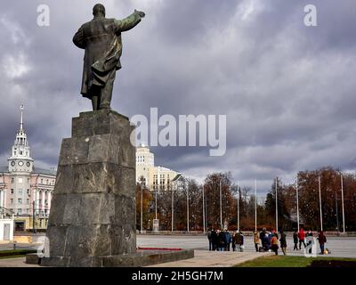 Woronesch, Russland. November 2021. Ein Denkmal für Wladimir Uljanow-Lenin, das während des 104. Jahrestages der Oktoberrevolution von 1917 gesehen wurde.am 104. Jahrestag der Großen Sozialistischen Oktoberrevolution von 1917 nutzte die russische Regierung eine schwierige epidemiologische Situation, um den Bürgern zu verbieten, sich zu Kundgebungen zu versammeln. Aber in Woronesch inszenierten kommunistische Aktivisten eine Reihe von Aktionen. Die bürgerliche Regierung kämpft seit 30 Jahren gegen das historische Gedächtnis des Volkes. Erstens wurde es am 7. November verboten, den Jahrestag der Revolution im Staat zu feiern Stockfoto