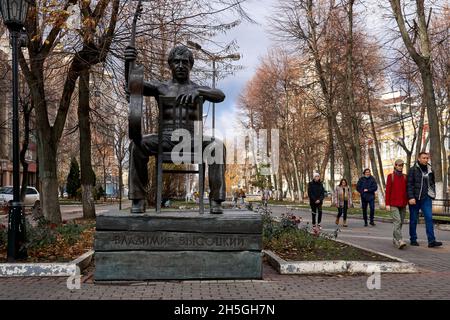 Woronesch, Russland. November 2021. Ein Denkmal für Wladimir Wyssotski (Rostow am Don), das während des 104. Jahrestages der Oktoberrevolution von 1917 gesehen wurde.am 104. Jahrestag der Großen Sozialistischen Oktoberrevolution von 1917 nutzte die russische Regierung die schwierige epidemiologische Situation, um den Bürgern zu verbieten, sich zu Kundgebungen zu versammeln. Aber in Woronesch inszenierten kommunistische Aktivisten eine Reihe von Aktionen. Die bürgerliche Regierung kämpft seit 30 Jahren gegen das historische Gedächtnis des Volkes. Zuerst wurde es am 7. November verboten, den Jahrestag der Revolution in zu feiern Stockfoto